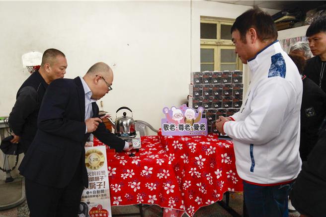 苗栗县政府社会处10日上午在公馆乡福基村举行「独居老人居家生活安全暨致赠年菜活动」，关怀全县1197位独居长辈。县长锺东锦感谢张志宇议员及古明育理事长牵线耀主科技与蔡博任先生，捐赠300台「e＋瓦斯炉火自动关」设备给县内独居长者。（吕丽甄摄）