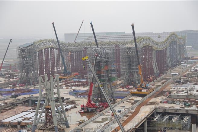 桃园国际机场第三航站计画进度已达75.75％，进出机场旅客明显可见量体庞大的第三航厦结构雏型，工程样貌持续变化。（桃机公司提供／蔡明亘台北传真）