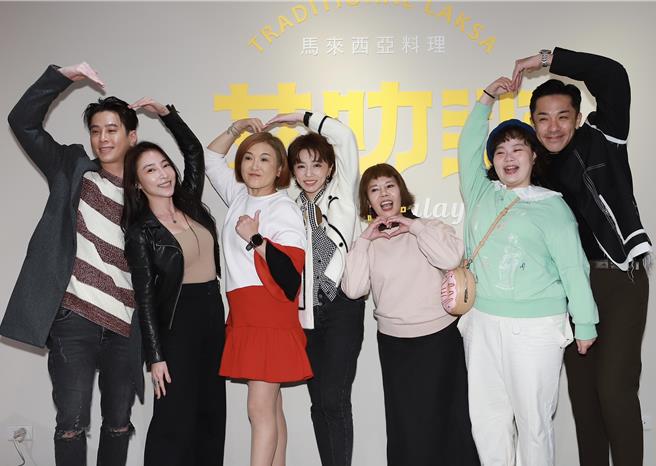 姚黛玮（左3）对鬼鬼未婚生女不意外。左起吴东谚、张家玮、姚黛玮、王瞳、锦雯、宫美乐、杨皓崴。（民视提供）