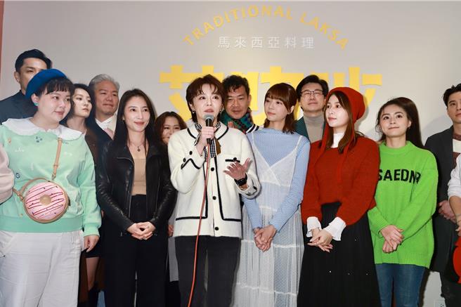 王瞳（中）10日出席「艾叻沙」新餐厅开幕，圈内好友力挺。（民视提供）