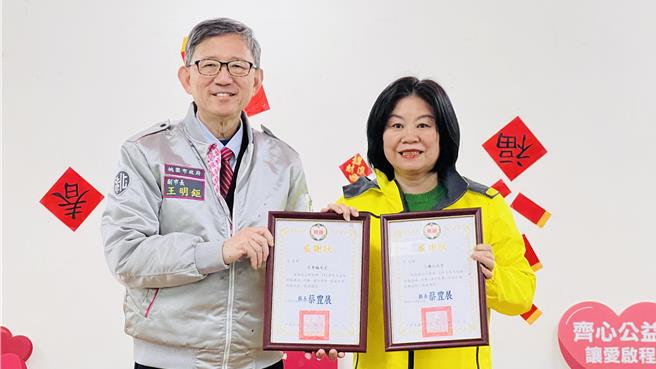 桃园市副市长王明鉅（左）在寒冬送暖中，颁发感谢状给八德三元宫主委吕林小凤（右）。（庙方提供）