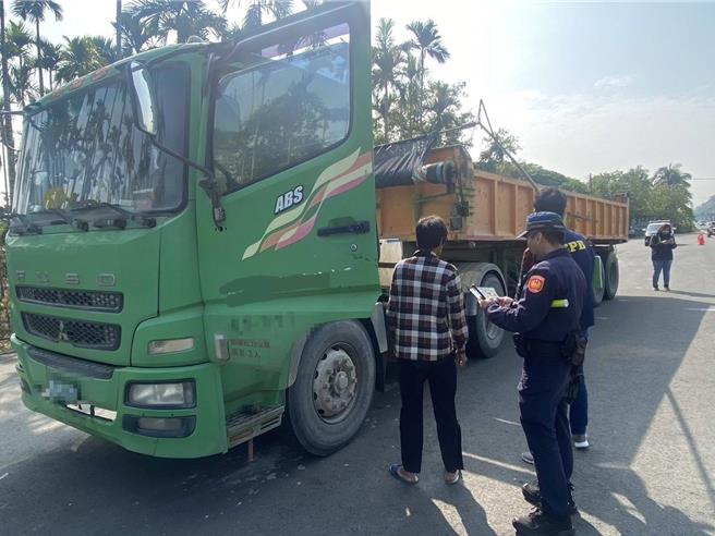 高市府环保局规画跨域执法行动，近日针对倾卸框式大货车及半拖车等高风险运输工具实施检查，查获3辆车次因未持有载明废弃物或剩余土石方产生源及处理地点的证明文件，各依《废弃物清理法》告发，处6万元以上30万元以下罚锾。（高市府环保局提供／洪浩轩高雄传真）