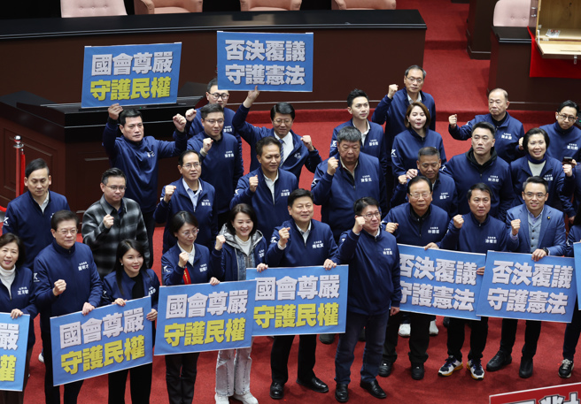 立法院10日处理行政院所提「宪法诉讼法」覆议案，并进行记名投票，开票结果，反对覆议案62票，赞成覆议案51票，覆议案不通过，国民党立委拿着标语，高喊「国会尊严，守护民权」。（姚志平摄）