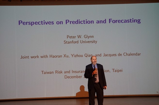 史丹佛大学管理科学与工程学系Glynn教授以气候变迁为例，强调精确预测之重要性。(实践大学提供)