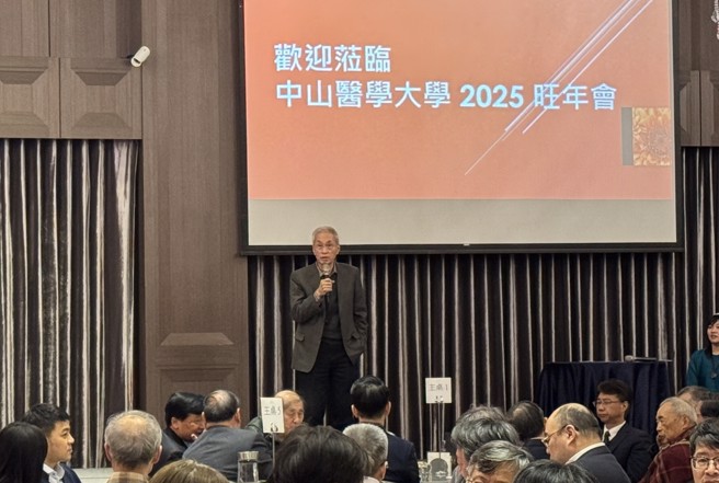 中山医大董事长周明勇医师宣布跟进军公教全面调薪3%。（照片/中山医大提供）