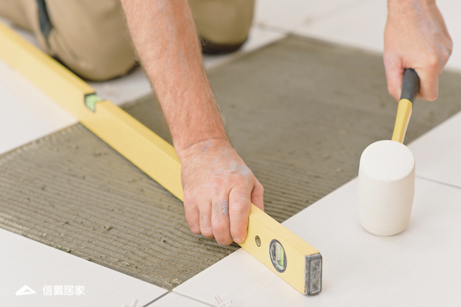 信義居家說明新型修補磁磚方式是用灌漿，粉塵相較少，且噪音也相對較小，整體施作期視整修範圍大多在1個工作天內可完成。(圖/信義居家 提供)