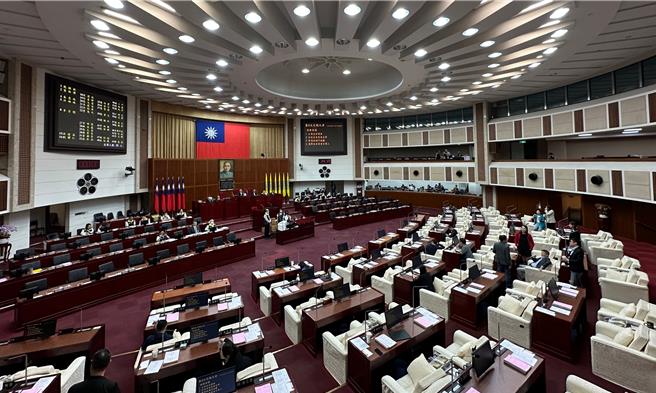 台北市议会10日针对北市预算案各党派议员有歧义的部分举行政党协商，多数争议案件经协商后朝野议员与北市府都有所妥协，不过仍有5案预算存有歧义，将于晚间6时的临时大会中表决。（丁上程摄）