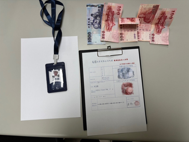 诈欺车手65岁许姓男子如期现身，正准备向锺男收取款项时，警方迅速上前表明身分，将许男当场逮捕。（翻摄画面）