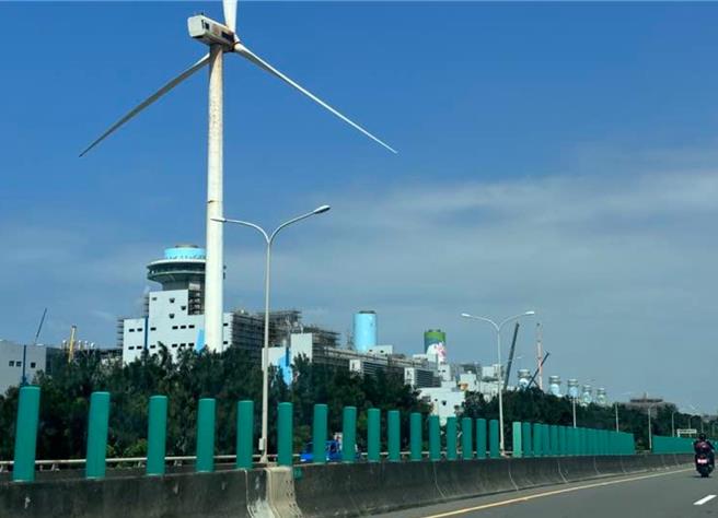 台電預計於桃園市觀音區大潭電廠新設開關場設施， 地方毫不知情呼籲辦說明會。（廖姮玥攝）