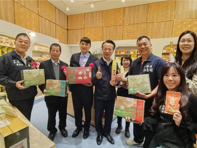 嘉县梅山农会购物中心今天重新开幕，县长翁章梁、县农会总干事黄贞瑜等人推荐好物。（廖素慧摄）