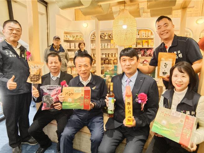 嘉县梅山农会购物中心今天重新开幕，县长翁章梁、各农会总干事等人力推伴手礼。（廖素慧摄）