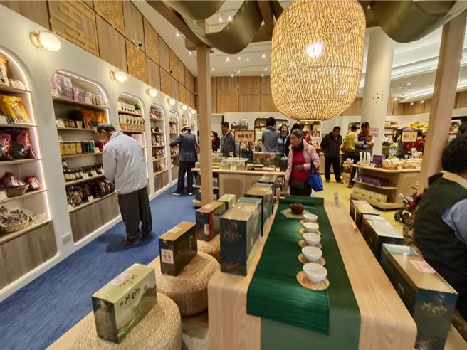 嘉县梅山农会「梅山赏悦」购物中心今天开幕，有现代感，吸引人潮。（廖素慧摄）