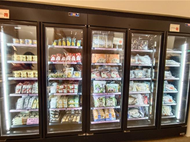 嘉县梅山农会「梅山赏悦」购物中心新增生鲜产品展售。（廖素慧摄）