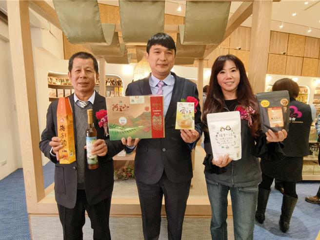 嘉县梅山农会总干事黄书贤、县农会总干事黄贞瑜欢迎大家来「梅山赏悦」购物中心买好物。（廖素慧摄）