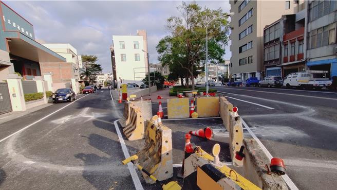 苗栗县竹南镇环市路改造计画进入后续调整阶段，县府针对建国路五叉路口等事故多发地点，进一步优化设计，提升行人与车辆的通行安全。现场的标示也存在新旧标线交错的情况，使得驾驶人难以清晰判读，尤其在强光照射下，某些标线甚至呈现模糊不清的状况，增加了交通事故的风险。 （吕丽甄摄）