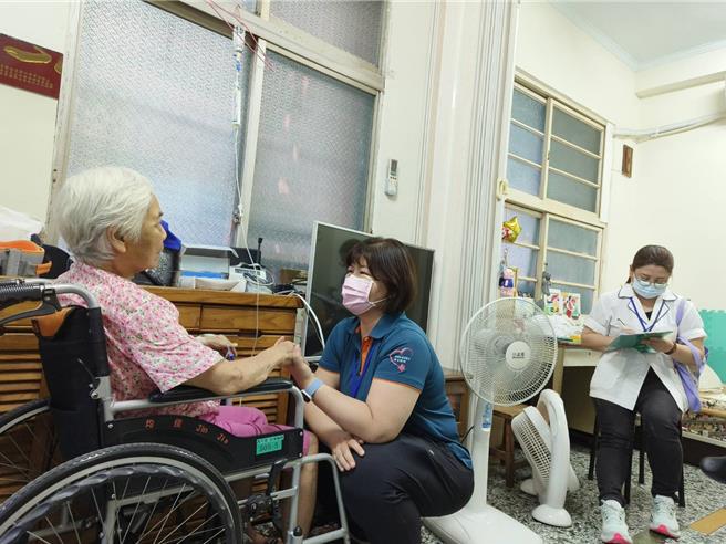 部嘉醫院推動「在宅急症照護」，醫護藥師團隊到宅服務。（廖素慧攝）