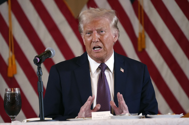 即将正式重返白宫执政的美国前总统川普，9日在佛州海湖庄园会见共和党人士。（美联社）