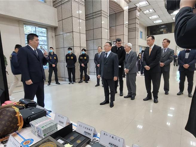 行政院政务委员林明昕(中)，10日至刑事局视察「全国同步打击诈欺、扫黑及肃枪行动专案」查缉成果。(林郁平摄)