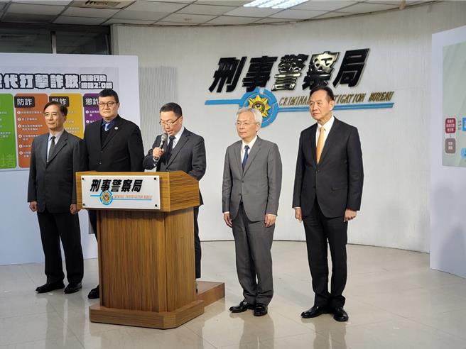 行政院政务委员林明昕10日至刑事局，视察「全国同步打击诈欺、扫黑及肃枪行动专案」查缉成果。(林郁平摄)