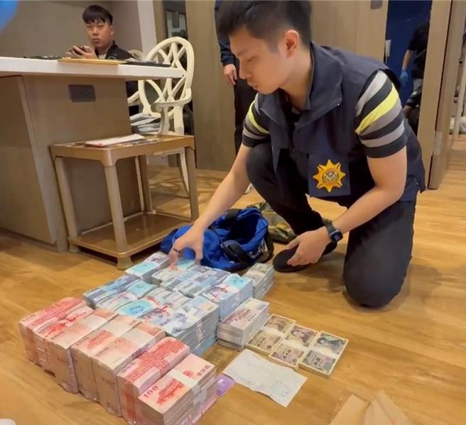 刑事局破获广告代理商帮诈团投放假投资广告，查扣到现金、外币、金块等赃证物。(翻摄照片／林郁平台北传真)