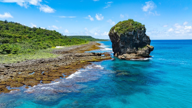 福容垦丁店的位置背山望海，坐落大圆山下，正对船帆石，还能远眺鹅銮鼻灯塔，是无可取代的美景。(福容饭店提供)