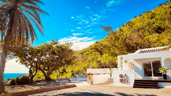 「船帆石No.1000」坐落在福容垦丁店villa区的入口，外观以纯白色系呈现，与彩色villa作区别，也呼应了碧海蓝天。(福容饭店提供)