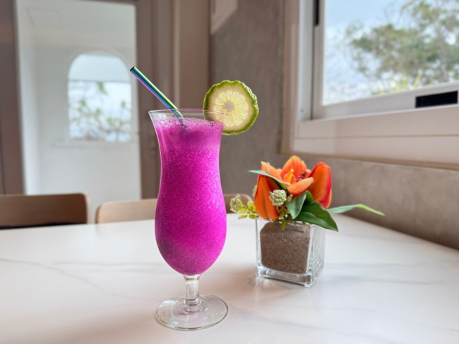 「船帆石No.1000」里的「粉红奇蹟」口感香甜浓郁，由屏东的火龙果搭配优酪乳而制成，十足的网美饮品。(福容饭店提供)