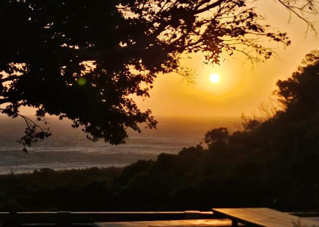 「船帆石No.1000」居高临下，能俯视整个船帆石沙滩的辽阔，无须到关山，在这里就能欣赏夕阳西下的美景。(福容饭店提供)