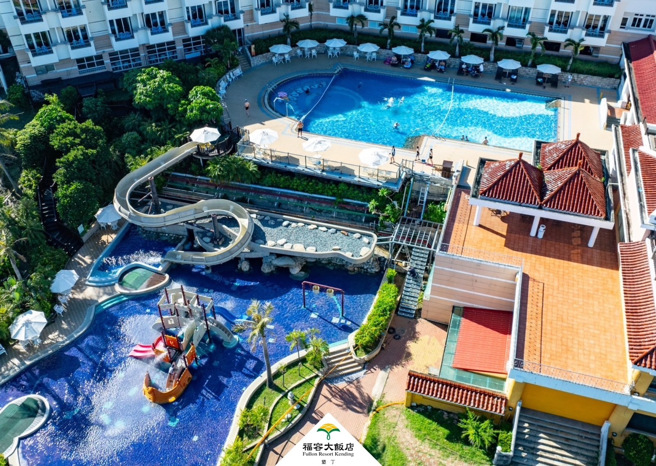 福容垦丁店的游泳池，全年无休，更是垦丁地区唯一同时拥有户外泳池、室内水疗池，以及大型儿童戏水池、滑水道等设施的星级酒店。(福容饭店提供)
