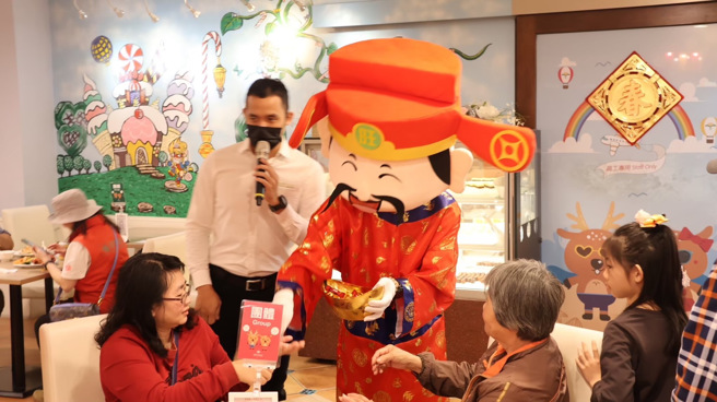 福容垦丁店的初一、初二晚上，安排趣味的赌神之夜及财神爷发金币的活动。(福容饭店提供)