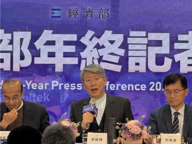 經濟部長郭智輝(中)10日在年終記者會表示，台灣水價真的太便宜，會要台水3個月內提出調整方案。(王玉樹攝)