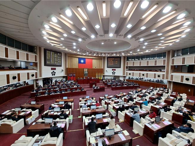 台北市議會審查2025年總預算案來到最後一天，綠營刪除第二預備金4000萬元送大會決議，經表決同意恢復有27人，反對24人，其中白營4人皆投反對。 （温予菱攝）