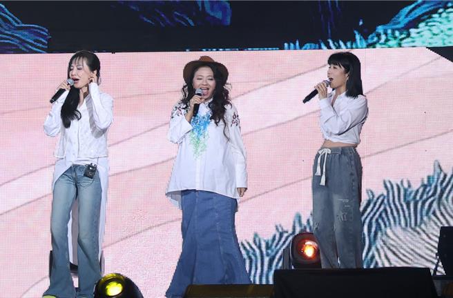 陈艾湄（右）外表冻龄、美貌如昔。（宽宏艺术提供）