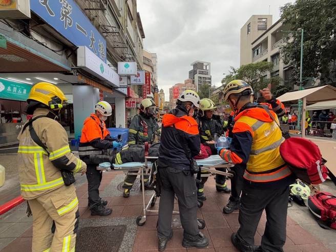 台北市消防局第四救灾救护大队于10日下午在夜市内举办大型消防演练。（图消防局提供／简铭柱翻摄）