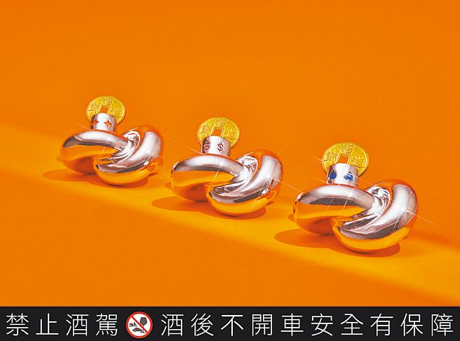 以金屬打造的三款無限造型（∞）的「歐肯轉運招財蛇」，以蛇的靈動與滑順之姿，象徵帶來健康、財富、愛情的轉運祝福，將象徵財富的錢母放入「咬錢蛇」口中，寓意財源廣進、富貴滿堂。圖／業者提供