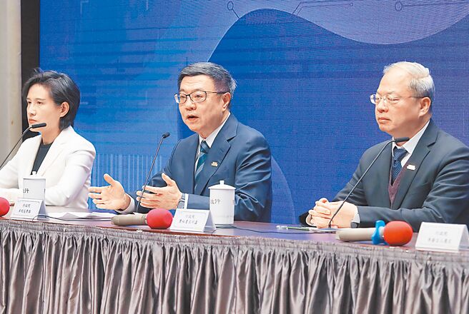 行政院昨召开记者会，图为院长卓荣泰（中）、副院长郑丽君（左）、秘书长龚明鑫（右）。（陈君玮摄）