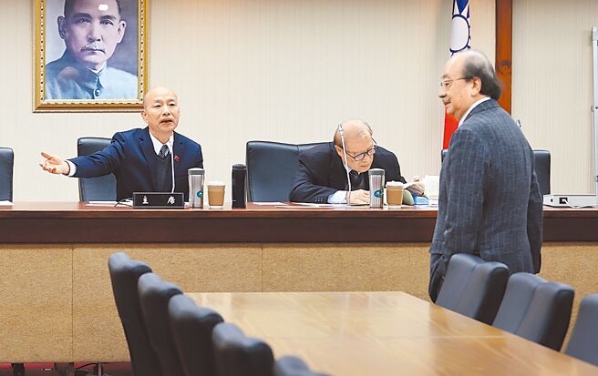 立法院长韩国瑜（左）9日召集各党团研商，民进党团总召柯建铭（右）出席时，韩请拄着拐杖的柯慢慢来。（姚志平摄）