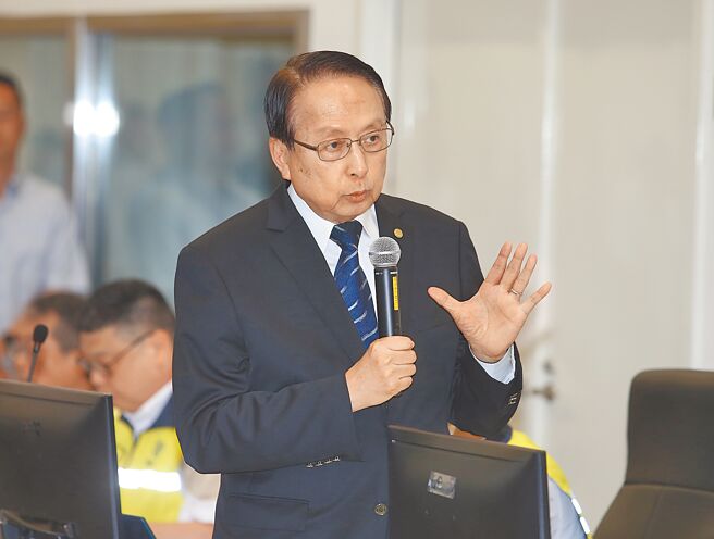 台湾高铁公司9日晚间传出重磅消息，董事长江耀宗（见图）卸任，由总经理郑光远暂代董事长一职。（本报资料照片）