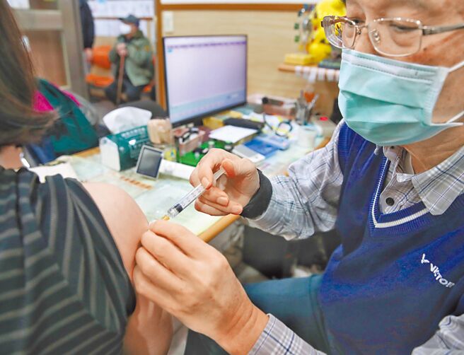 麻疹因中部医院群聚延烧，诊所提供需要民眾自费施打MMR疫苗，由于到货数量有限，民眾採取预约登记。（王英豪摄）