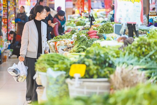 大陸國家統計局數據顯示，2024年12月消費者物價指數（CPI）年增0.1％。圖為江蘇南京市民在買菜。（中新社）
