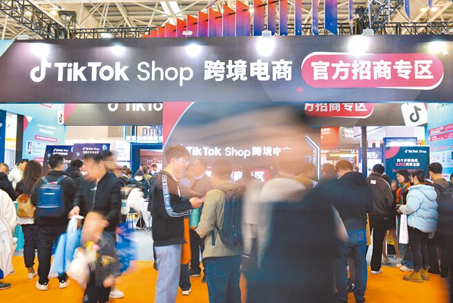 美國貿易代表辦公室8日公布《2024年假冒和隱私惡名市場名單》，曾上過名單的騰訊微信被移除，但抖音商城今年首次被列入名單內。圖為2024年3月福州跨境電商交易會抖音商城展場。（中新社）