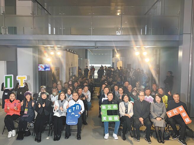 新北市美术馆为全市首座公有美术馆，市长侯友宜（前排左五）9日宣布将于4月25日开馆。（柯毓庭摄）