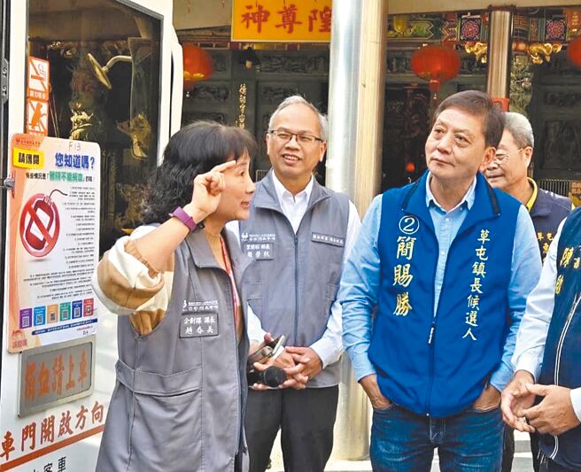 南投縣草屯鎮長補選，國民黨候選人簡賜勝（右）競選團隊強調，「陽光會館」買來就是這樣的格局，反倒蔡銘軒選立委被爆出自家透天厝是違建，選時保證會自行拆除卻跳票。（楊靜茹攝）