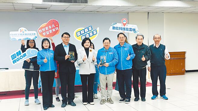 雲林縣學生在113年全國語文競賽勇奪21項特優，9日由崙背國小校長李秉承（前排左二）、水燦林國小校長蔡幸伸（左四）代表獻獎給縣長張麗善（左三）。（周麗蘭攝）