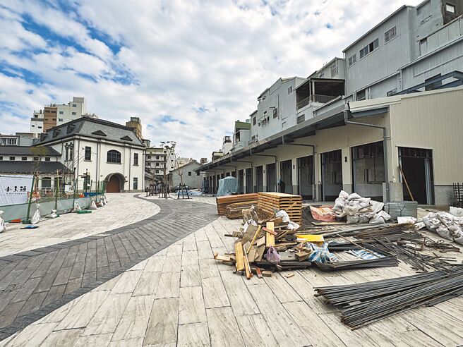 台南市西市场工程收尾，国华街侧排持续赶工。（曹婷婷摄）