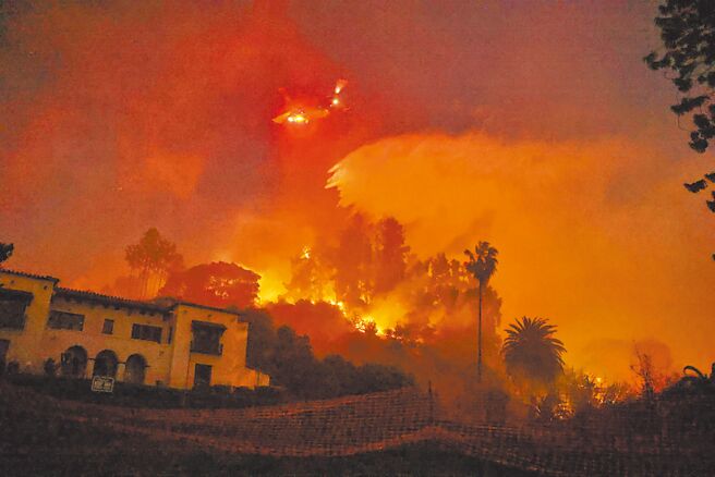 加州野火至今撤离超过10万人，许多好莱坞明星居住的高级住宅区也受到影响。（路透）