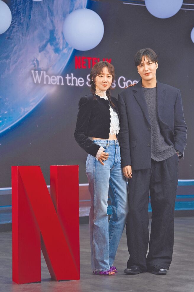 孔晓振（左）跟李敏镐8日出席线上记者会为《问问星星吧》造势。（Netflix提供）