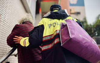 阿嬤的背影有故事 小時候的記憶！暖警助她平安返家
