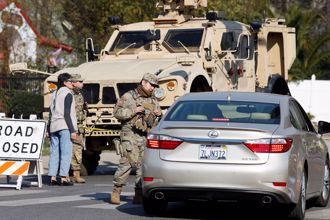 洛杉磯「戰場」實施宵禁遏制趁火打劫  加州國民警衛隊出動了