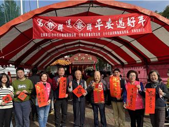 寒冬不減熱情！台中東區揮毫送春聯 人潮湧動迎蛇年